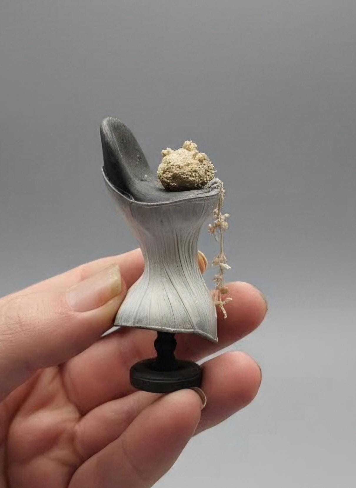 Oude buste met corset en boeket, schaal 1 12, poppenhuis, diorama