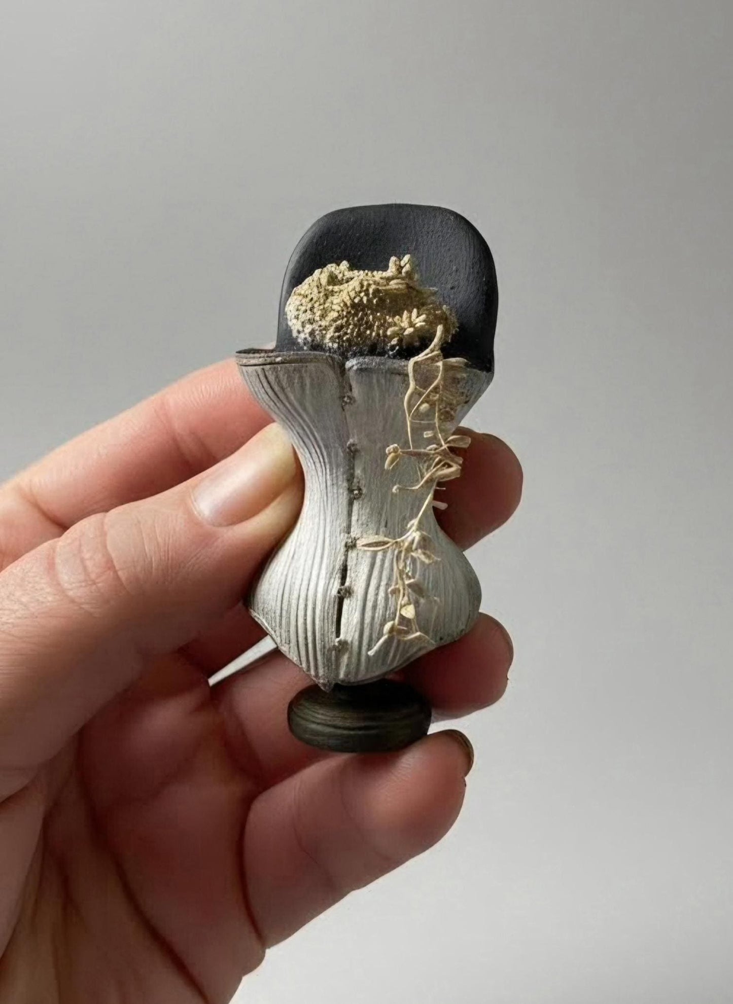 Oude buste met corset en boeket, schaal 1 12, poppenhuis, diorama