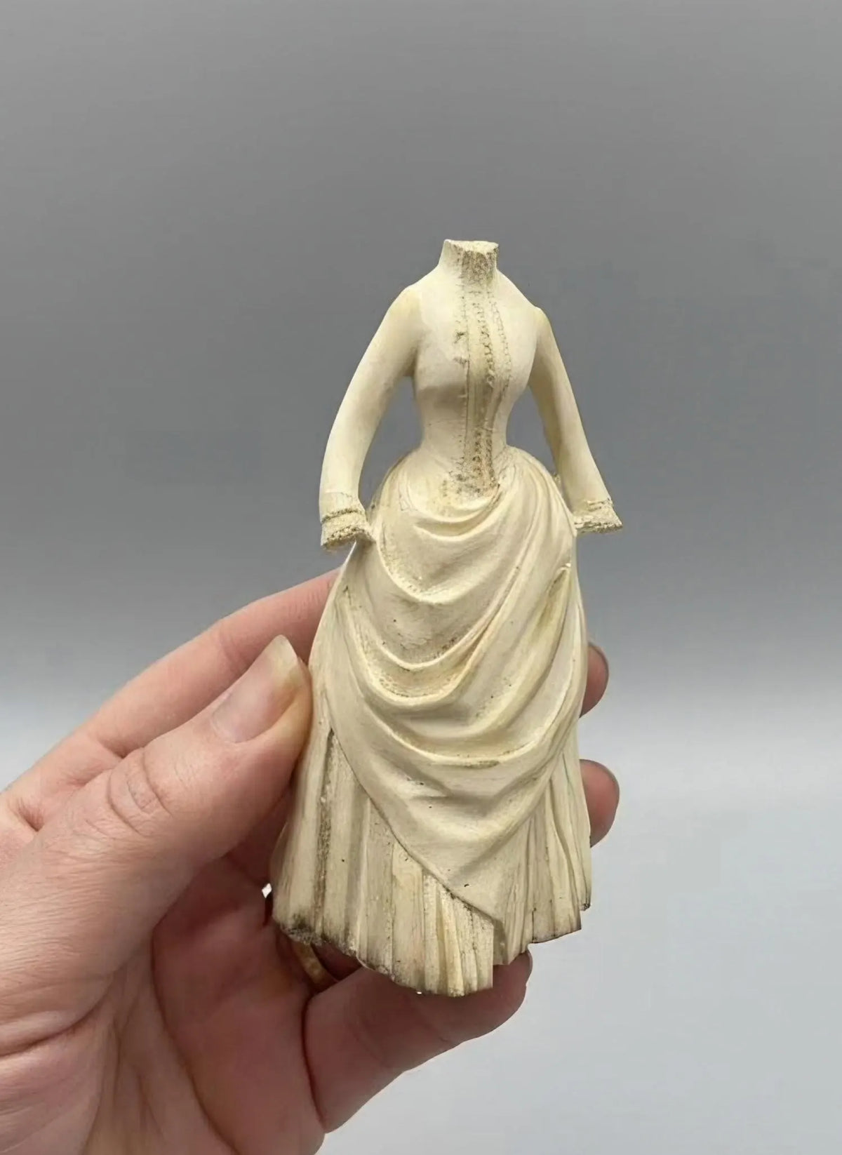 Miniatuur antieke Bustle jurk op paspop schaal 1 12 poppenhuis accessoire vintage mode diorama