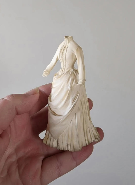 Miniatuur antieke Bustle jurk op paspop schaal 1 12 poppenhuis accessoire vintage mode diorama