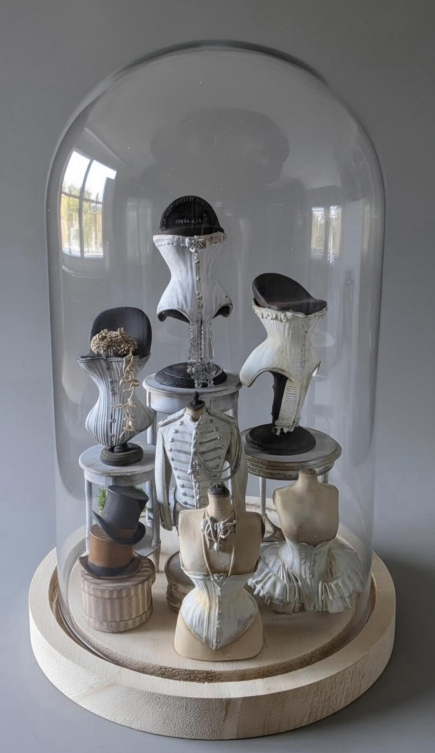 Oude buste met corset en boeket, schaal 1 12, poppenhuis, diorama