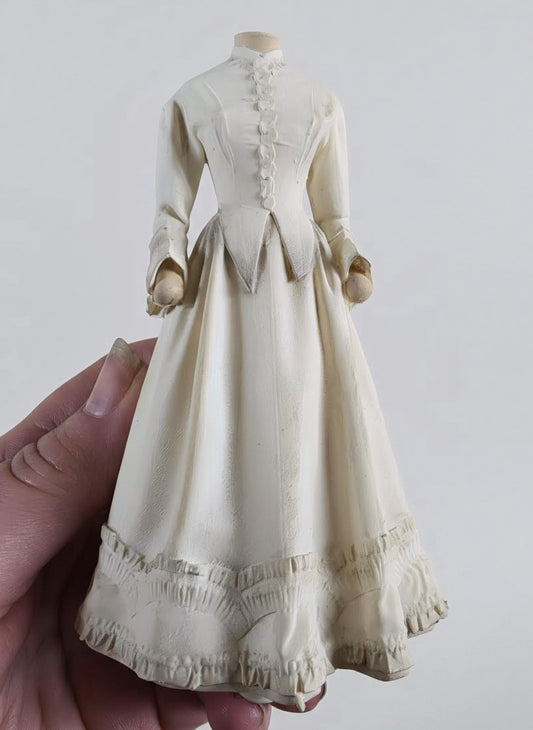 Miniatuur paspop met Victoriaanse jurk schaal 1 op 12 handgemaakt poppenhuis decoratie