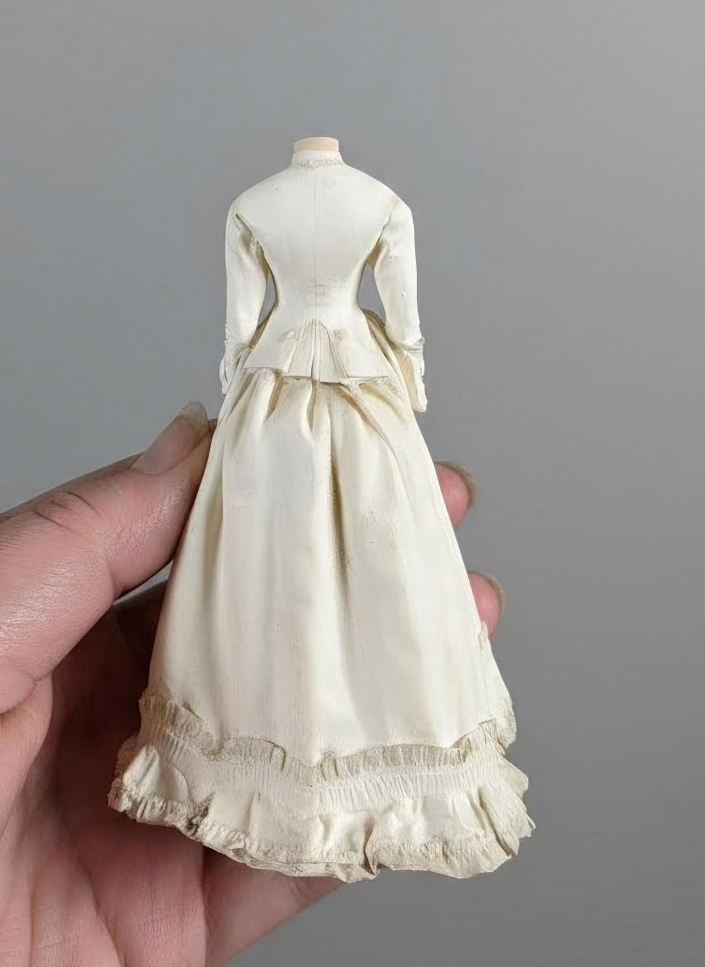 Miniatuur paspop met Victoriaanse jurk schaal 1 op 12 handgemaakt poppenhuis decoratie