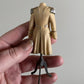 Miniatuur paspop met Beige Napoleon jas schaal 1 op 12 historisch poppenhuis decor