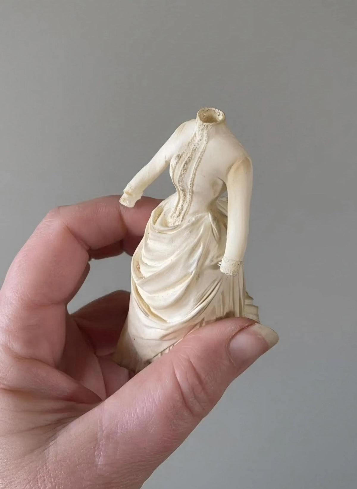 Miniatuur antieke Bustle jurk op paspop schaal 1 12 poppenhuis accessoire vintage mode diorama