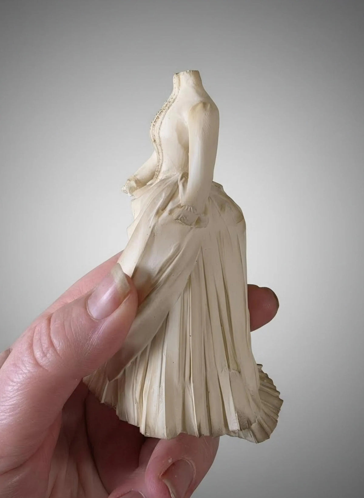 Miniatuur antieke Bustle jurk op paspop schaal 1 12 poppenhuis accessoire vintage mode diorama
