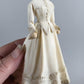 Miniatuur paspop met Victoriaanse jurk schaal 1 op 12 handgemaakt poppenhuis decoratie