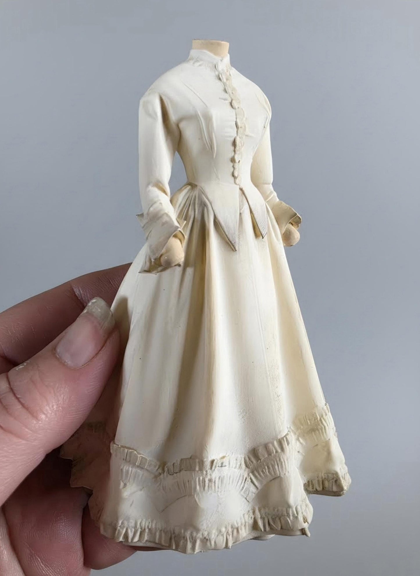 Miniatuur paspop met Victoriaanse jurk schaal 1 op 12 handgemaakt poppenhuis decoratie