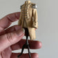 Miniatuur paspop met Beige Napoleon jas schaal 1 op 12 historisch poppenhuis decor