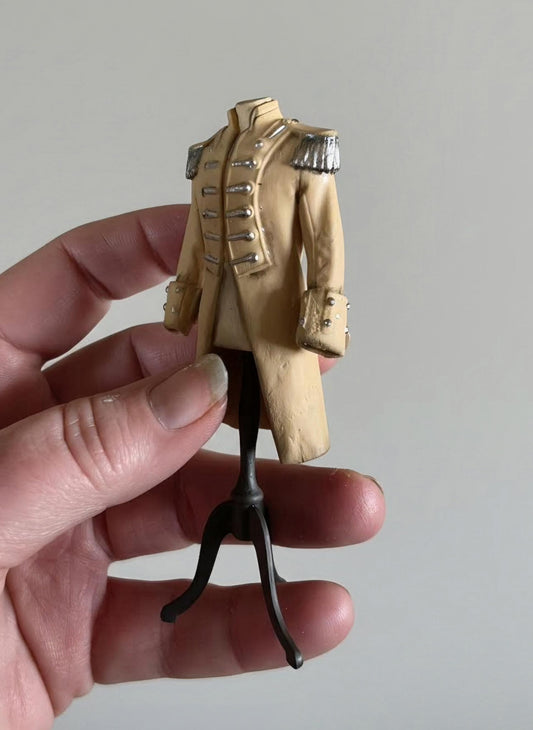 Miniatuur paspop met Beige Napoleon jas schaal 1 op 12 historisch poppenhuis decor