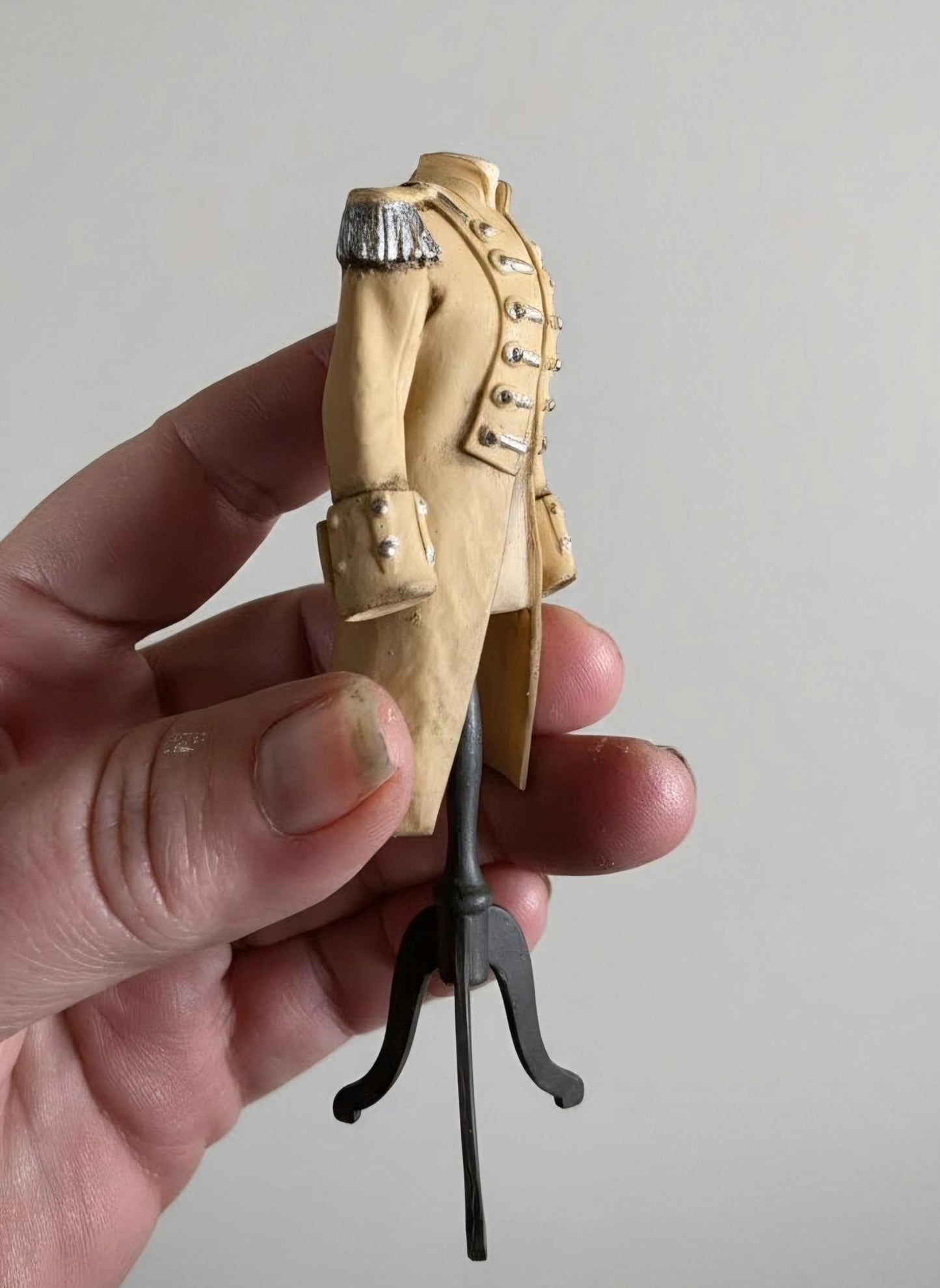 Miniatuur paspop met Beige Napoleon jas schaal 1 op 12 historisch poppenhuis decor