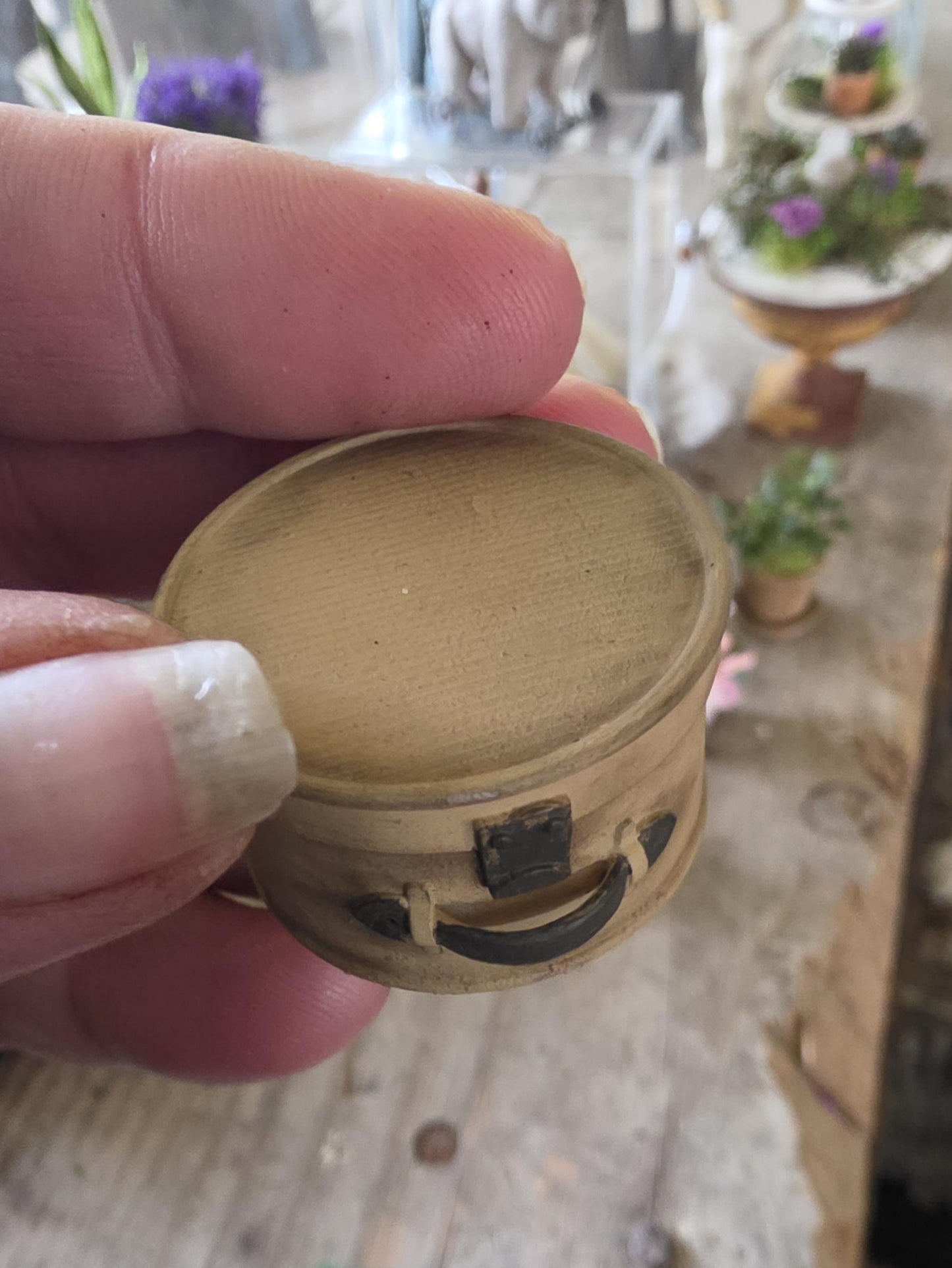 Kleine ronde beige koffer, schaal 1 12, poppenhuis, diorama