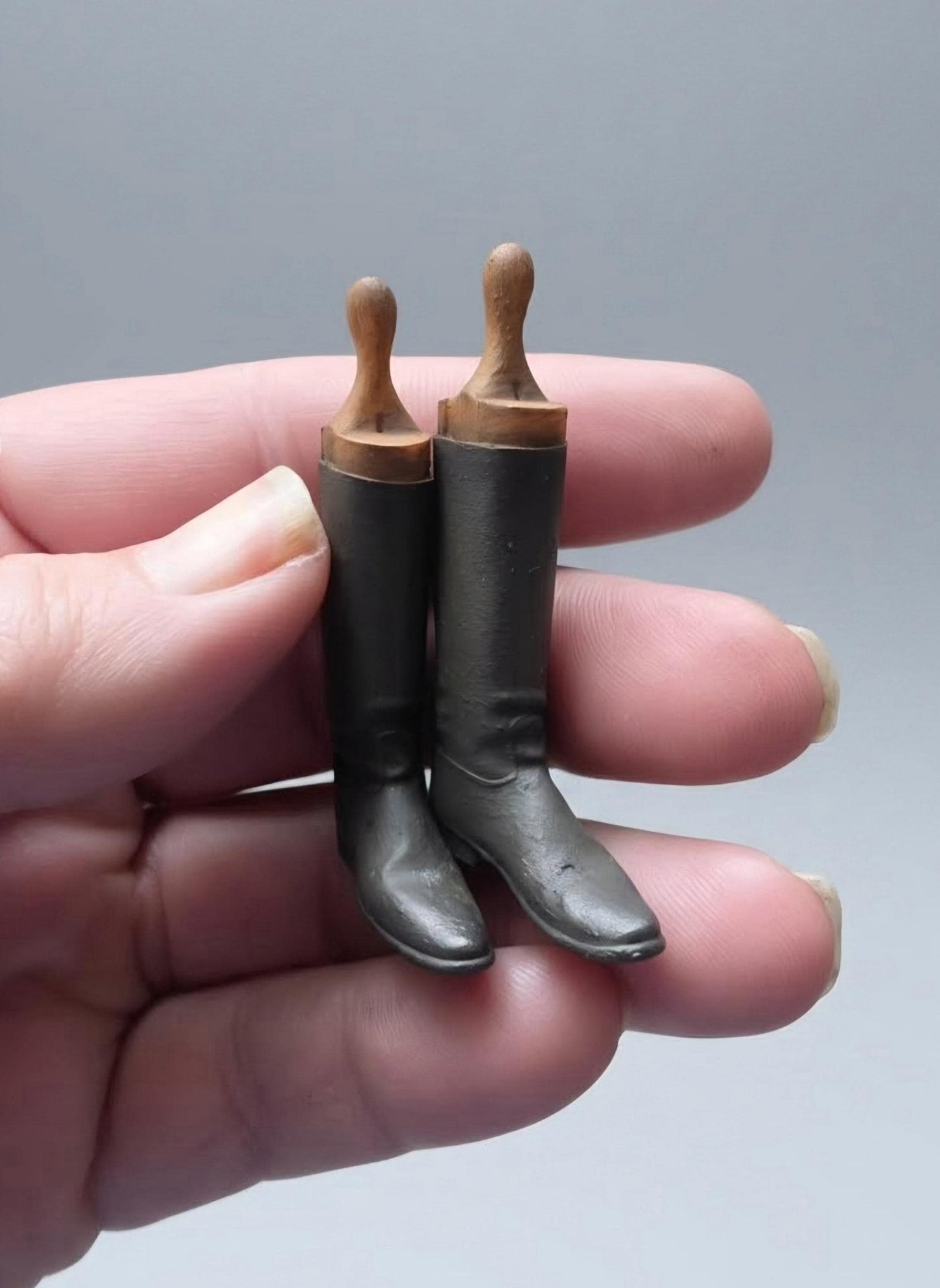 Miniatuur victoriaanse laarzen met houten houders (Schaal 1:12) Poppenhuis Accessoire/Diorama