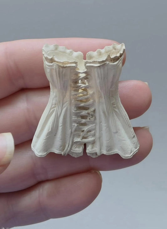 Miniatuur liggend Corset– Schaal 1:12 – Unieke Franse Atelier Decoratie, poppenhuis, diorama