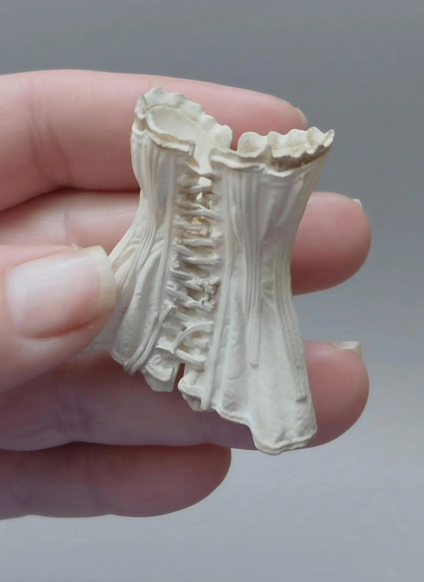 Miniatuur liggend Corset– Schaal 1:12 – Unieke Franse Atelier Decoratie, poppenhuis, diorama
