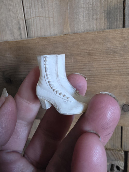 Miniatuur victoriaanse laarsjes wit (Schaal 1:12) Poppenhuis Accessoire/Diorama