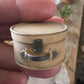 Kleine ronde beige koffer, schaal 1 12, poppenhuis, diorama