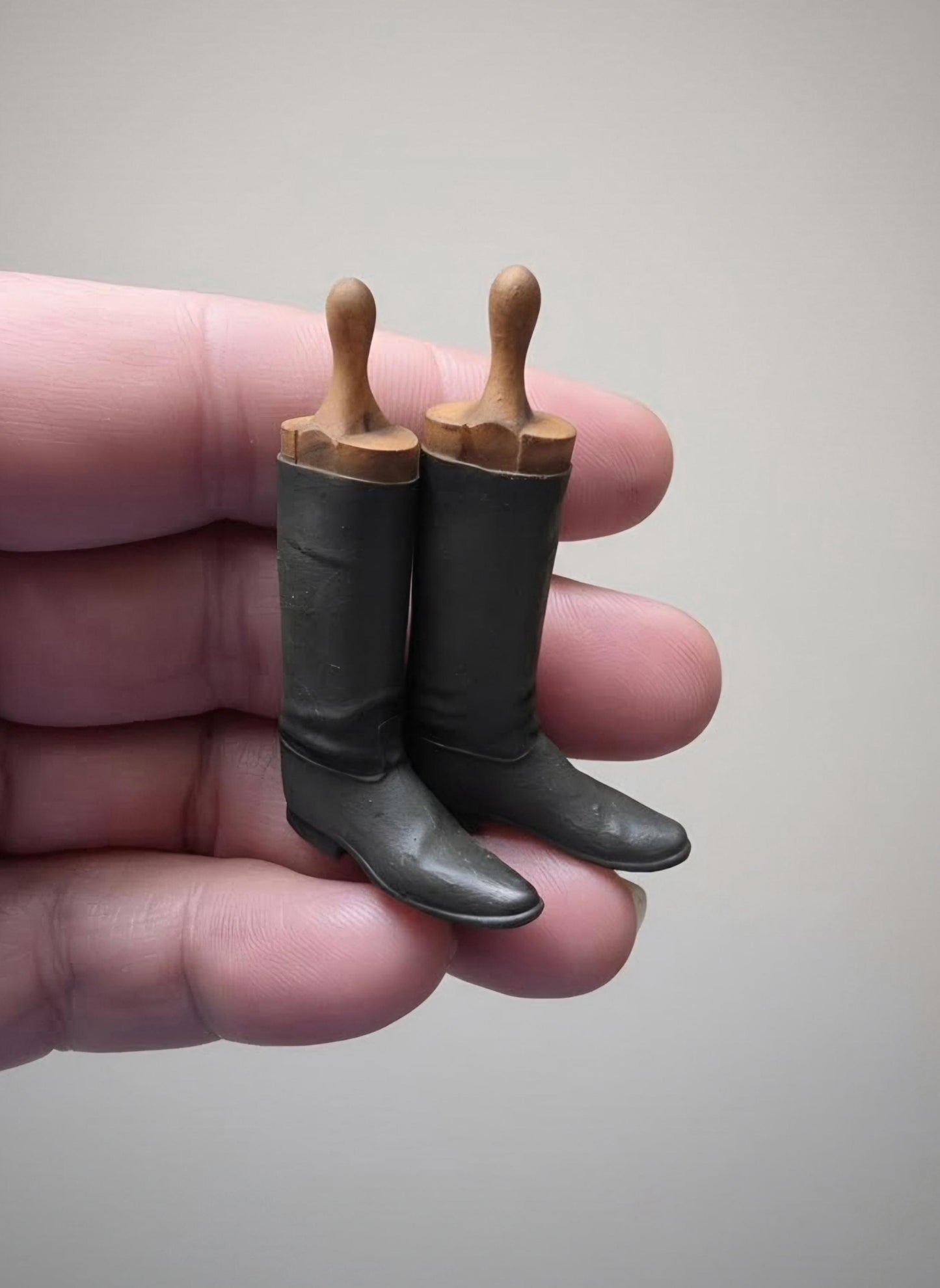 Miniatuur victoriaanse laarzen met houten houders (Schaal 1:12) Poppenhuis Accessoire/Diorama