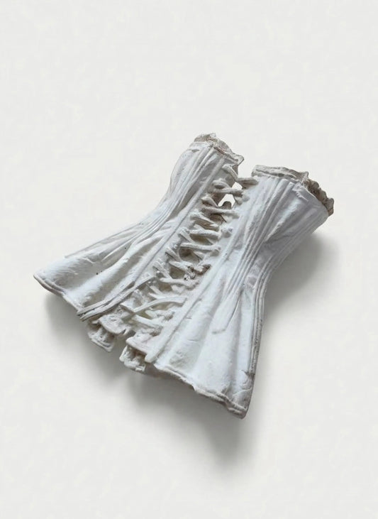 Miniatuur liggend Corset– Schaal 1:12 – Unieke Franse Atelier Decoratie, poppenhuis, diorama