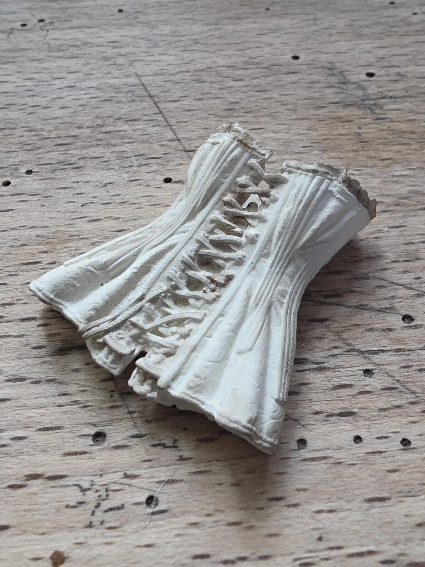 Miniatuur liggend Corset– Schaal 1:12 – Unieke Franse Atelier Decoratie, poppenhuis, diorama