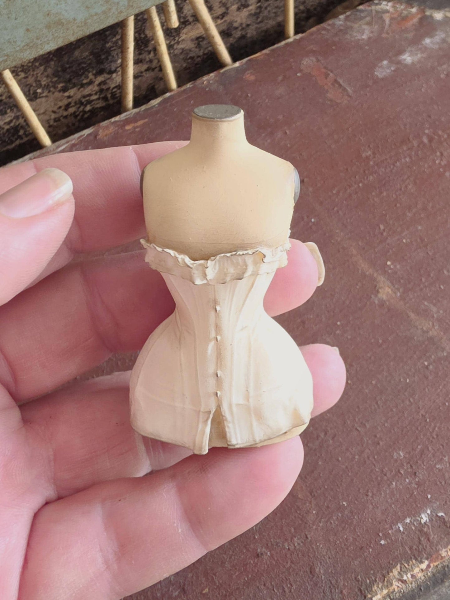 Handbeschilderde Miniatuur Corsetbuste met Offwhite Corset  Schaal 1:12  Unieke Franse Atelier Decoratie, poppenhuis, diorama