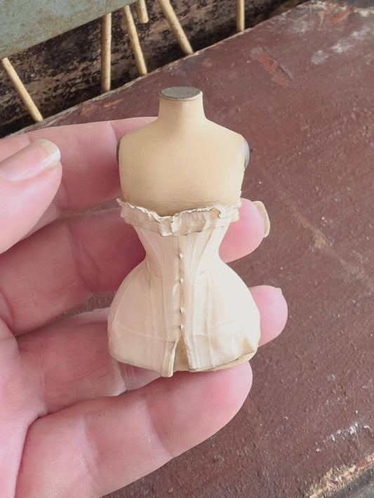 Handbeschilderde Miniatuur Corsetbuste met Offwhite Corset  Schaal 1:12  Unieke Franse Atelier Decoratie, poppenhuis, diorama