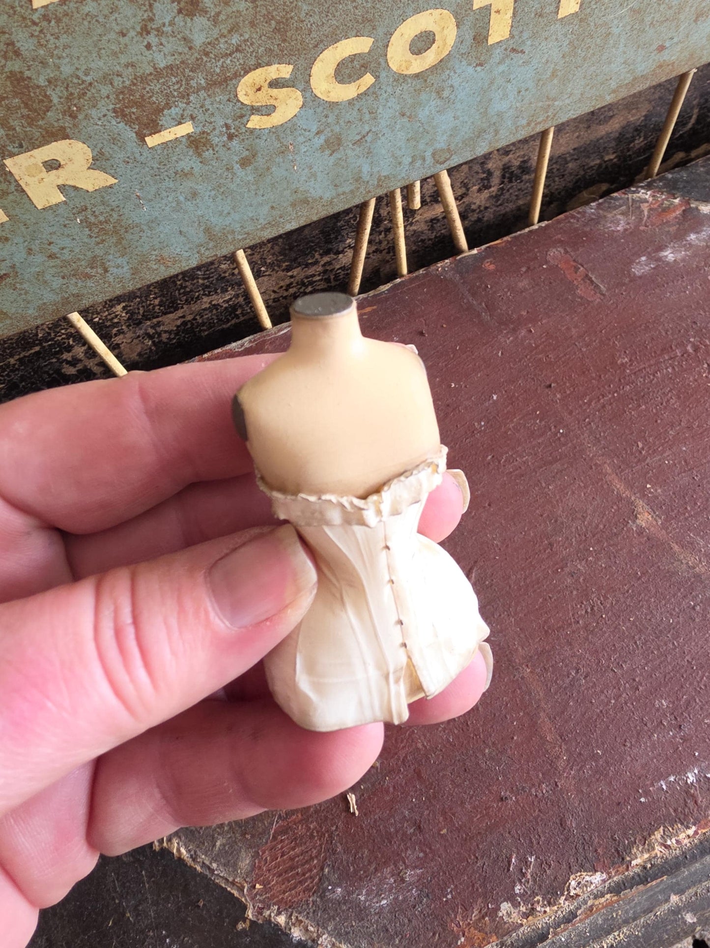 Handbeschilderde Miniatuur Corsetbuste met Offwhite Corset  Schaal 1:12  Unieke Franse Atelier Decoratie, poppenhuis, diorama