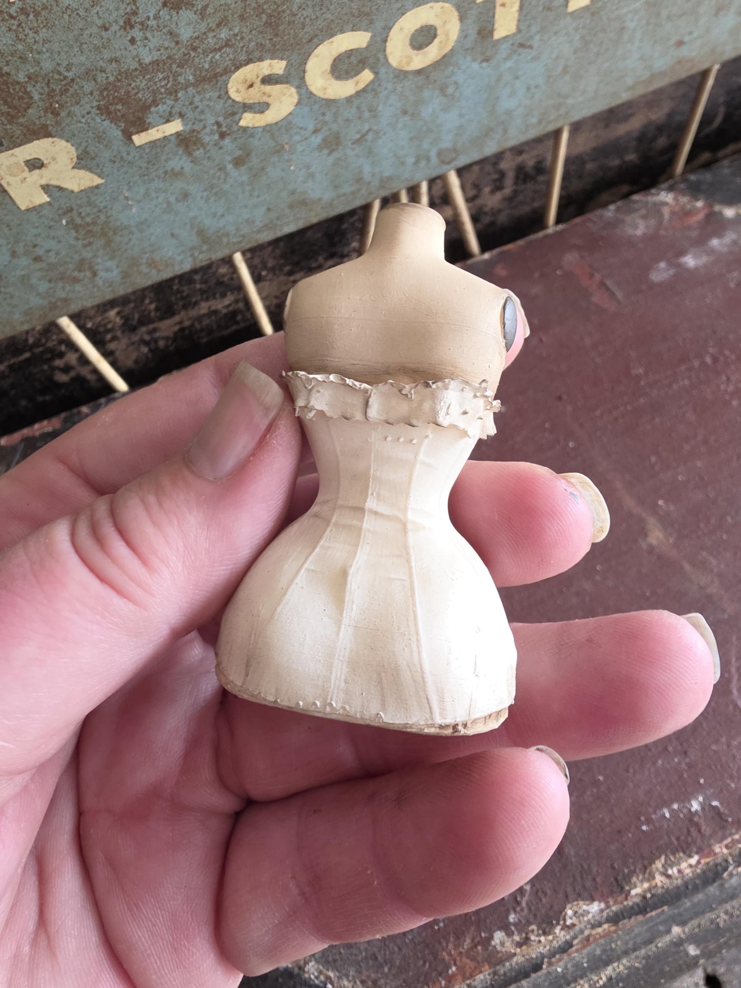 Handbeschilderde Miniatuur Corsetbuste met Offwhite Corset  Schaal 1:12  Unieke Franse Atelier Decoratie, poppenhuis, diorama