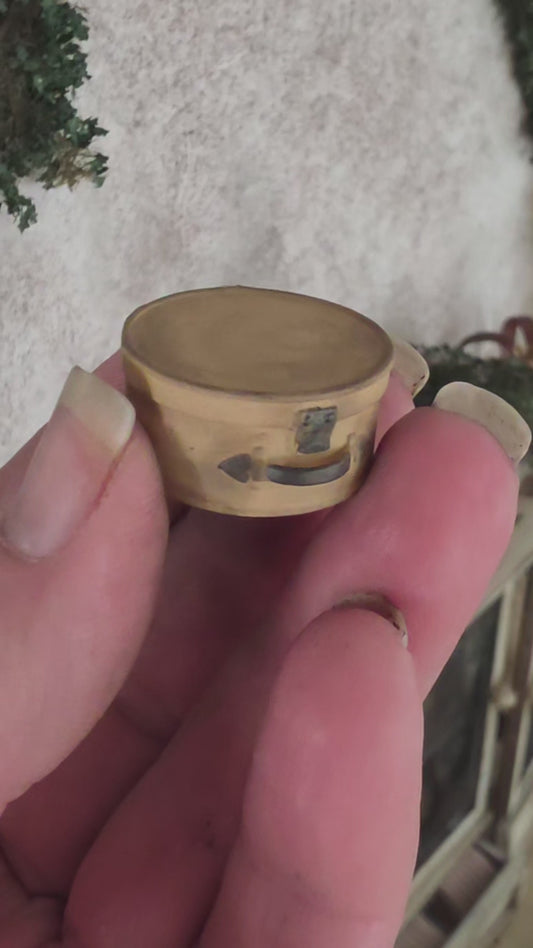 Miniatuur Brocante Ronde Koffertje 1:12 | Handgemaakt & Handbeschilderd | Resin Vintage Koffertje | Poppenhuis Accessoire