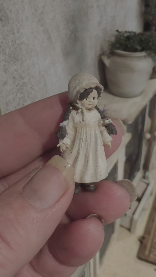 Miniatuur Popje in Vintage Stijl 1:12 | Geïnspireerd op Klassieke Käthe Kruse Poppen | Handgemaakt & Handbeschilderd | Resin Poppenhuis Miniatuur
