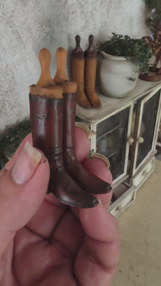 Miniatuur Vintage Paardrijlaarzen – Handgemaakt in Brocante Stijl 1:12
