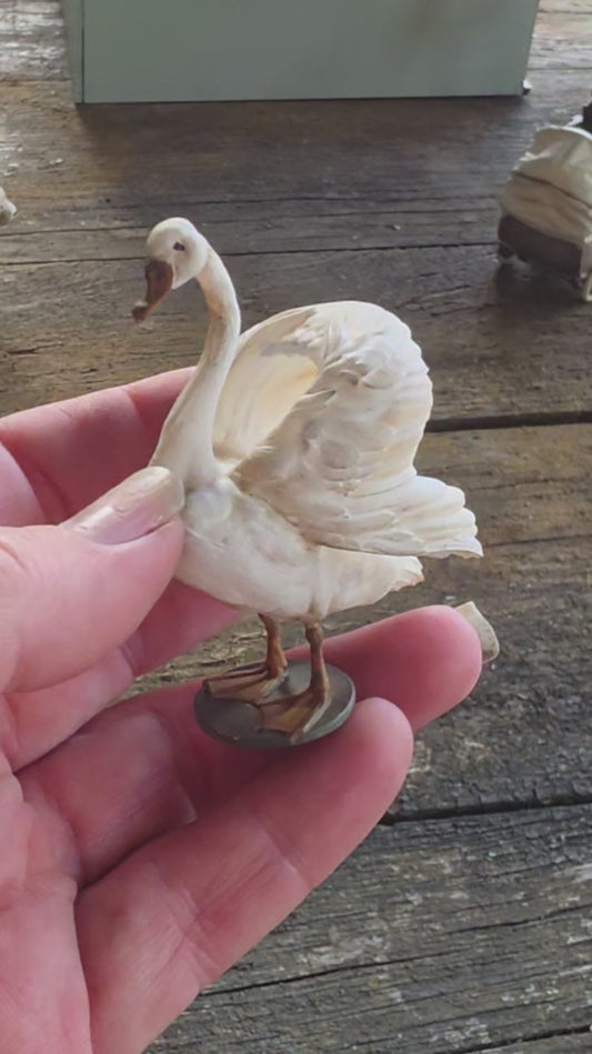 Miniatuur Staande Witte Zwaan – Sierlijke Brocante Elegantie (pre order)