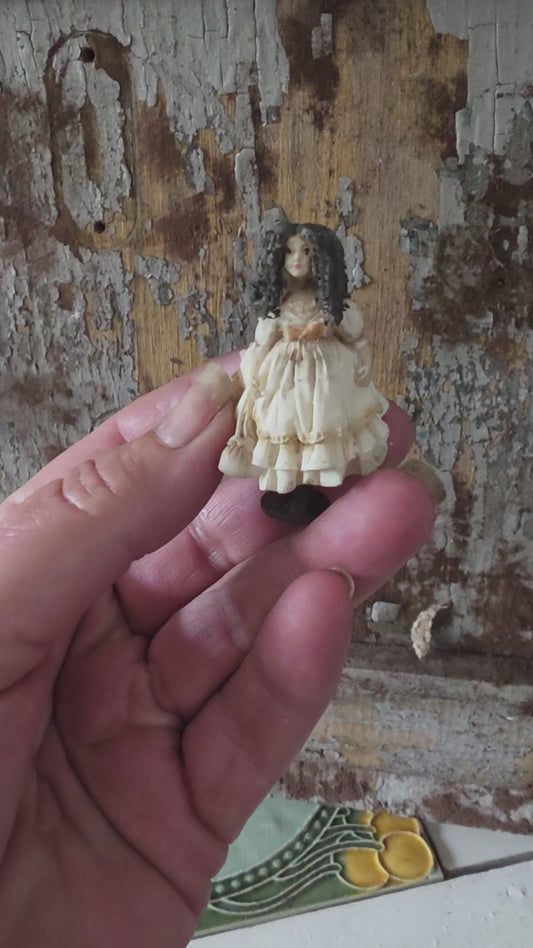 Miniatuur meisjespop – handbeschilderde vintage poppenhuis decoratie