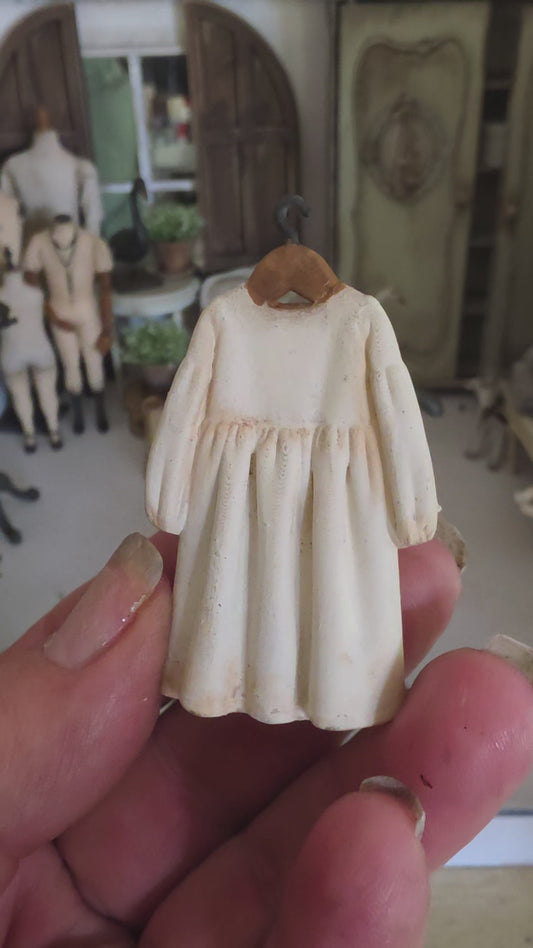 Miniatuur Victoriaans Jurkje op Hanger – Romantische Brocante Elegantie