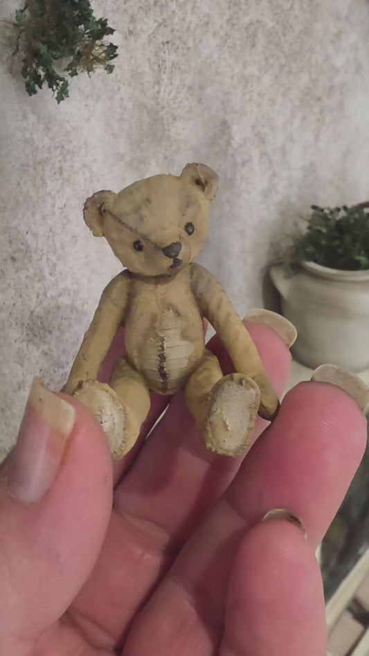 Miniatuur Brocante Oude Bespeelde Teddybeer 1:12 | Handgemaakt & Handbeschilderd | Resin Vintage Knuffel | Poppenhuis Decoratie
