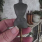Miniatuur Duivenborst Paspop op Driepoot – Handgemaakt in Brocante Stijl 1:12