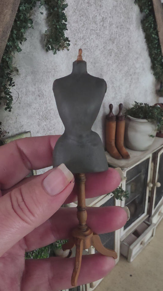 Miniatuur Duivenborst Paspop op Driepoot – Handgemaakt in Brocante Stijl 1:12