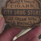 Miniatuur Vintage Reclamebord "Drug Store" – Handgemaakt in Brocante Stijl 1:12