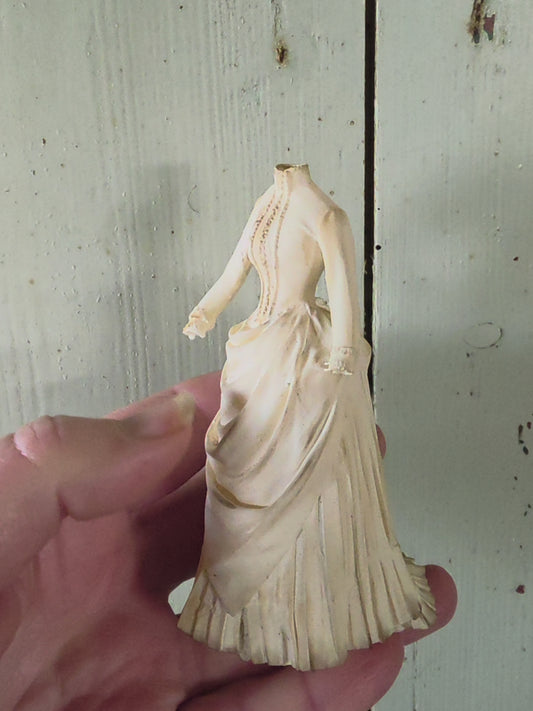 Miniatuur antieke Bustle jurk op paspop schaal 1 12 poppenhuis accessoire vintage mode diorama
