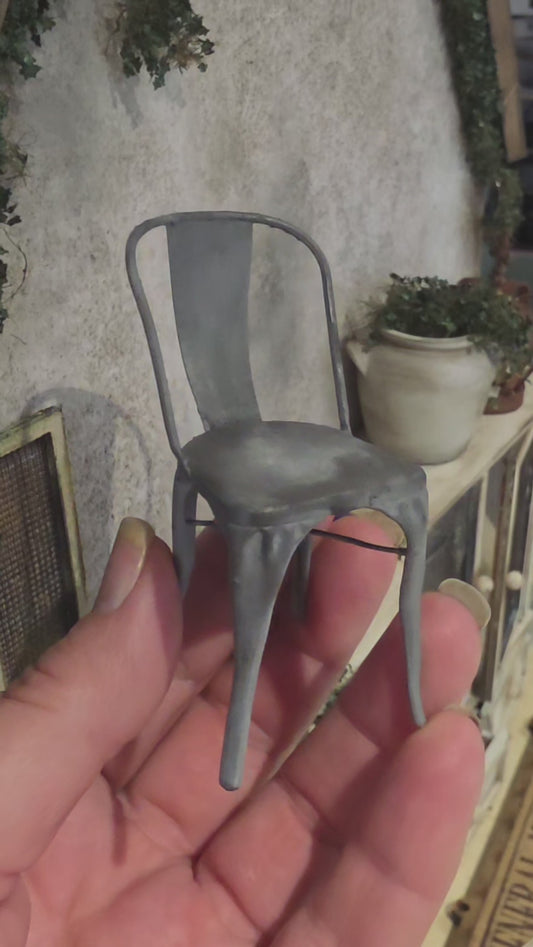 Miniatuur Brocante Tolix Stoel 1:12 | Handgemaakt & Handbeschilderd | Resin Industriële Stoel | Franse Poppenhuis Decoratie