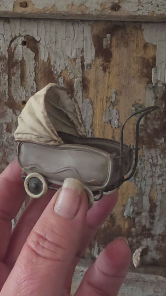 Miniatuur Poppenwagen – Handbeschilderde Vintage Kinderwagen – Brocante Poppenhuis Decoratie – Eigen Ontwerp