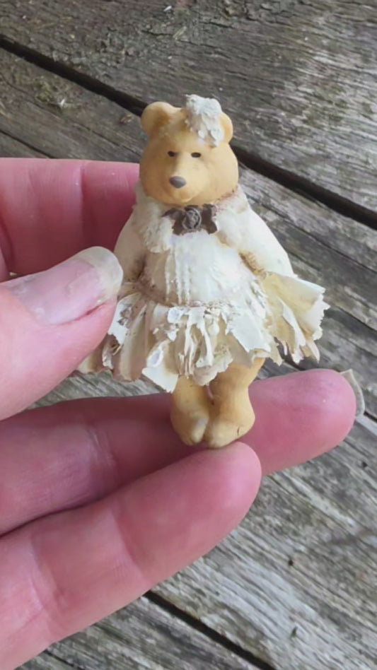 Romantische Miniatuur Beer in Jurkje 1:12 Handgemaakt en Handbeschilderd Uniek Poppenhuis Accessoire