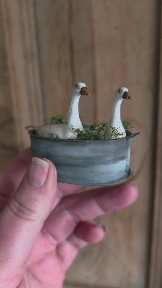 Miniatuur zinken bad (resin) met 2 ganzen (Schaal 1:12) Poppenhuis Accessoire/Diorama