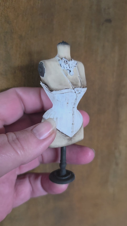 Corset buste met corset en ketting, schaal 1 12, poppenhuis, diorama