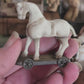 Miniatuur Antiek Trekpaard op Wieltjes | Vintage Toy Horse | Brocante Speelgoedpaard | Handbeschilderd Resin Miniatuur