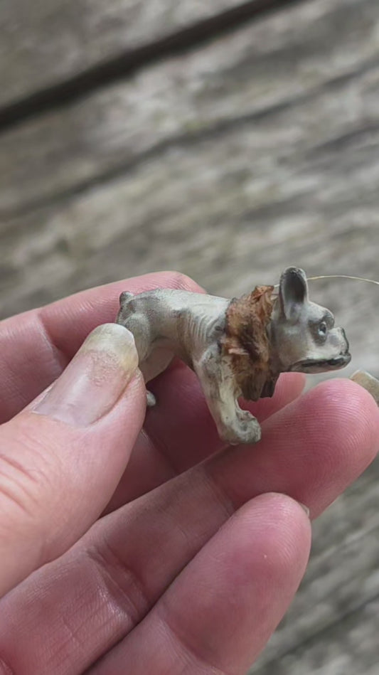 Miniatuur Oude Growler Hond – Handbeschilderde Vintage Speelgoedhond – Brocante Poppenhuis Decoratie