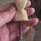 Miniatuur Duivenborst Paspop op Driepoot – Handgemaakt in Brocante Stijl 1:12