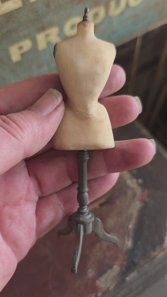 Miniatuur Duivenborst Paspop op Driepoot – Handgemaakt in Brocante Stijl 1:12