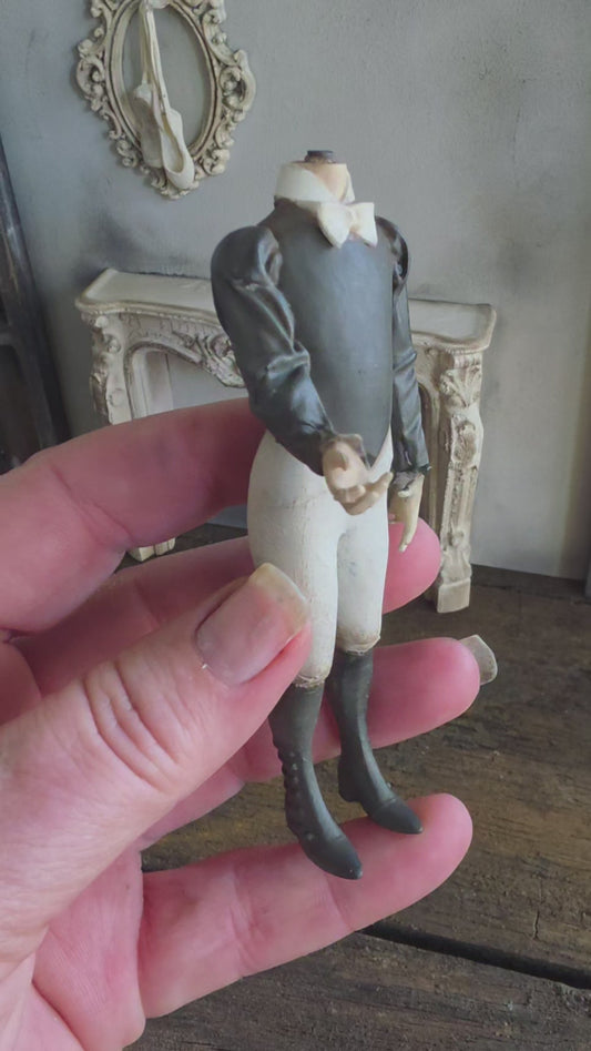 Miniatuur Napoleonpopje met Strikje – Franse Brocante Elegantie