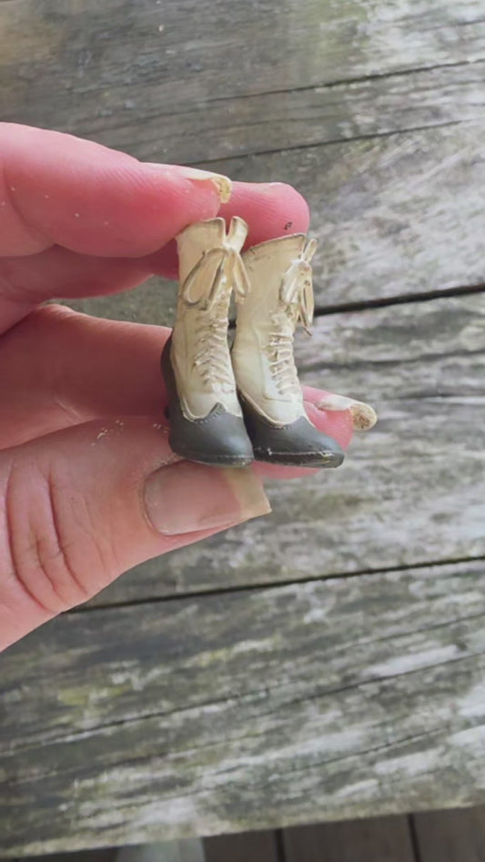 Miniatuur Victoriaanse Schoentjes in Twee Kleuren – Elegantie uit Vervlogen Tijden